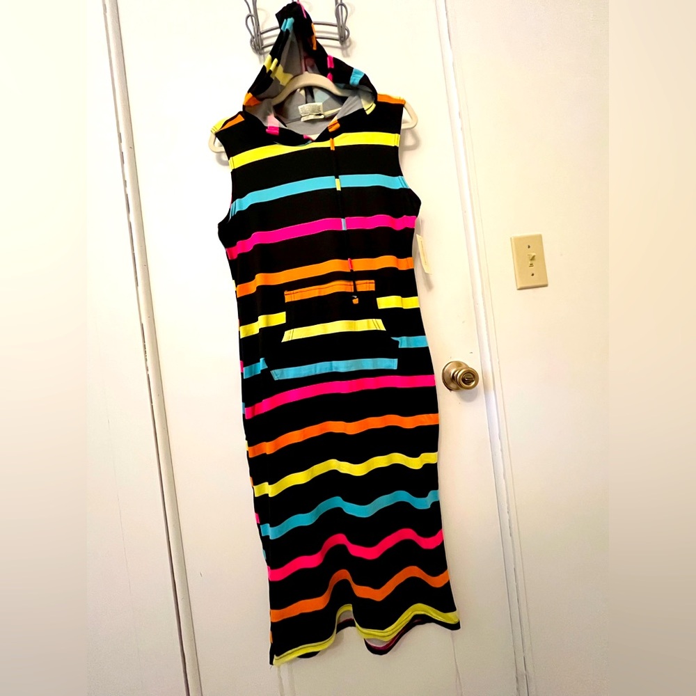 Sleevless shirt dress with hood. brand new in medium size